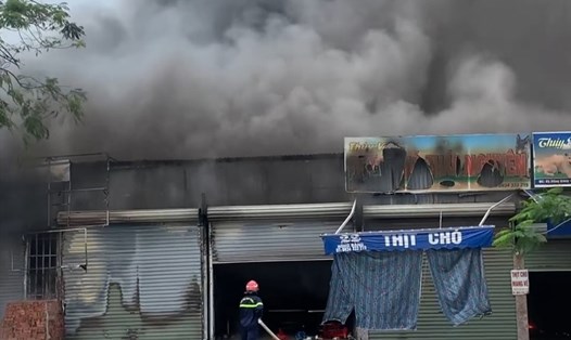Cháy lớn ở dãy nhà tạm kinh doanh ăn uống quận Hồng Bàng. Ảnh: M.Dung