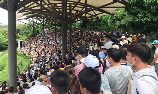 Rất đông du khách đổ về tham quan ở TP.Phú Quốc dịp lễ 30.4. Ảnh: ĐQT