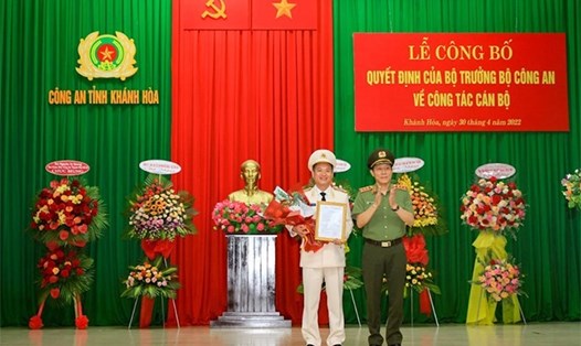 Thượng tướng Lương Tam Quang - Thứ trưởng Công an trao quyết định bổ nhiệm cho đại tá Nguyễn Thế Hùng. Ảnh: Văn Nhất