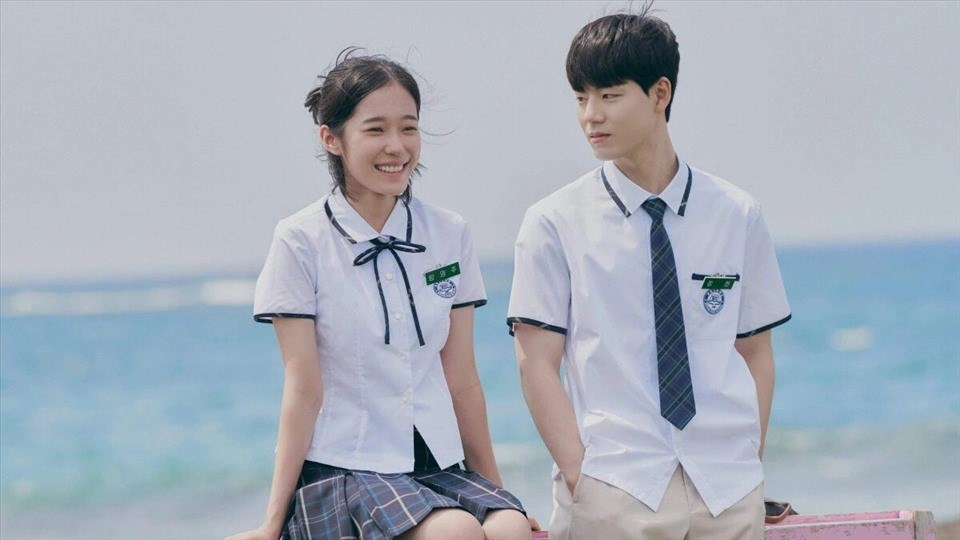 Roh Yoon Seo và Bae Hyun Sung trong Our Blues. Ảnh: Poster tvN. Roh Yoon Seo và Bae Hyun Sung trong Our Blues. Ảnh: Poster tvN.