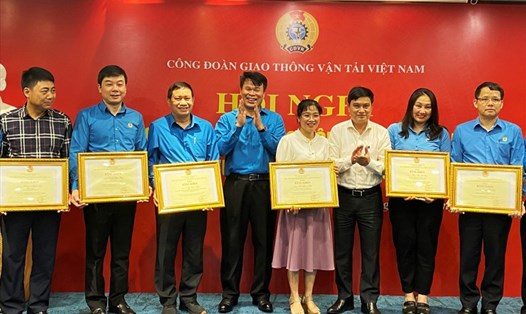 Chủ tịch Công đoàn GTVT Việt Nam Đỗ Nga Việt (thứ 4 từ trái sang) tặng bằng khen Tổng LĐLĐVN cho các cá nhân có thành tích xuất sắc trong phong trào thi đua lao động giỏi và xây dựng tổ chức công đoàn vững mạnh. Ảnh: CĐGT