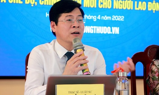 Thạc sĩ, Luật sư Nguyễn Văn Hà trả lời câu hỏi của công nhân. Ảnh: LĐTĐ