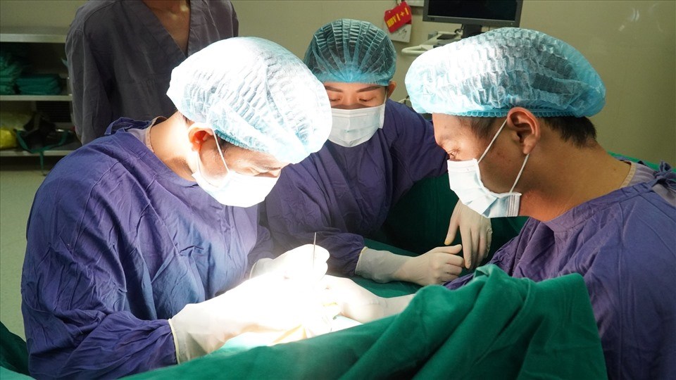 Các bác sĩ phẫu thuật cho bệnh nhi. Ảnh: BVCC Các bác sĩ phẫu thuật cho bệnh nhi. Ảnh: BVCC