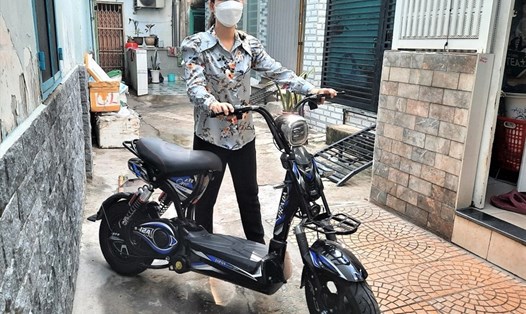Chị Mã Ngọc Quanh chuẩn bị đi làm với chiếc xe đạp điện trị giá 10 triệu đồng vừa được LĐLĐ Quận Bình Thạnh (TPHCM) trao tặng. Ảnh: Nam Dương