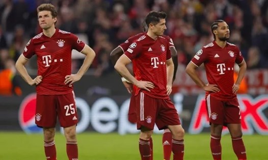 Các ngôi sao Bayern sau khi bị Villarreal loại tại Champions League. Ảnh: AFP