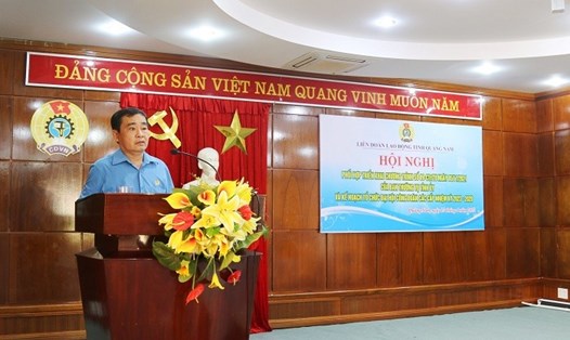 Ông Phan Xuân Quang - Chủ tịch LĐLĐ tỉnh Quảng Nam - phát biểu khai mạc hội nghị. Ảnh: Thuý Hồng