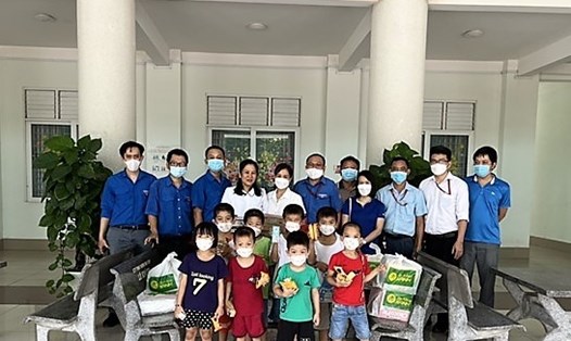 Các đoàn viên thanh niên và Công đoàn viên Xí nghiệp Cơ điện tặng quà cho các em nhỏ tại Trung tâm Bảo trợ trẻ em thành phố Vũng Tàu. Ảnh: CĐXN