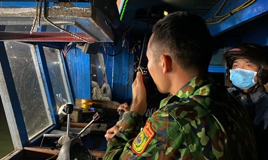 Lực lượng biên phòng kêu gọi tàu thuyền hoạt động trên vùng biển Cù Lao Chàm tham gia cứu hộ tàu bị chìm. Ảnh: Biên phòng