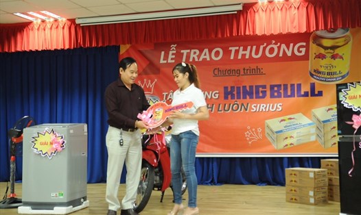 Trao thưởng cho công nhân bốc thăm may mắn tại Công ty TNHH Pousung Việt Nam. Ảnh: Hà Anh Chiến