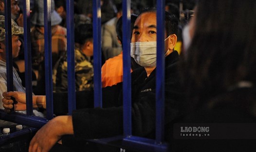 Người dân xếp hàng xuyên đêm để chờ mua vé xem đội tuyển U23 Việt Nam thi đấu tại SEA games 31.  Ảnh: Thành Đông