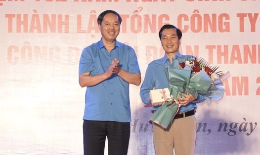 Công đoàn Dệt may Việt Nam tặng thưởng cho Công đoàn Tổng công ty vì đã hoàn thành sớm và vượt mức chỉ tiêu của giai đoạn 1 Chương trình 1 triệu sáng kiến. Ảnh: CĐN