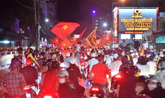 Dù có mưa nhưng người dân vẫn xuống đường ăn mừng chiến thắng của đội tuyển U23 Việt Nam. Ảnh: PV