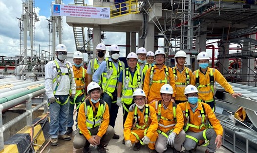 Tập thể người lao động Công ty Quản lý Dự án Khí trên công trình Dự án Kho LNG Thị Vải 1 triệu tấn. Ảnh: CĐN