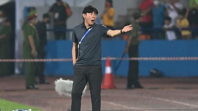 HLV Shin Tae-yong giữ được ghế sau khi thua bán kết SEA Games 31