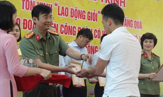 Thượng tá Nguyễn Mạnh Cường - Phó Cục trưởng Cục Công nghiệp An ninh - trao biểu trưng tuyên dương "Lao động giỏi" 2021. Ảnh: Lương Hạnh
