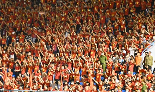 Khán giả "nhuộm đỏ" sân Cẩm Phả (Quảng Ninh) - nơi diễn ra các trận bóng đá nữ SEA Games 31. Ảnh: Minh Hiếu