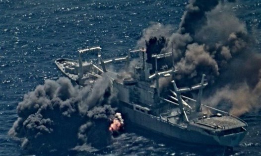Tên lửa Harpoon tấn công một con tàu cũ trong cuộc tập trận RIMPAC 2020 ngoài khơi bờ biển Hawaii. Ảnh: Hải quân Mỹ