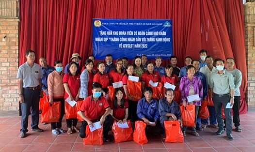Chủ tịch CĐCS Công ty CP Phát triển Du lịch An Giang Đỗ Kim Yến trao tặng quà cho đoàn viên tại công ty.