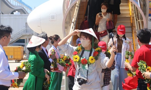 Đường bay quốc tế được mở lại, niềm vui của nữ du khách Hàn Quốc khi đặt chân xuống sân bay Cam Ranh. Ảnh: Phương Linh