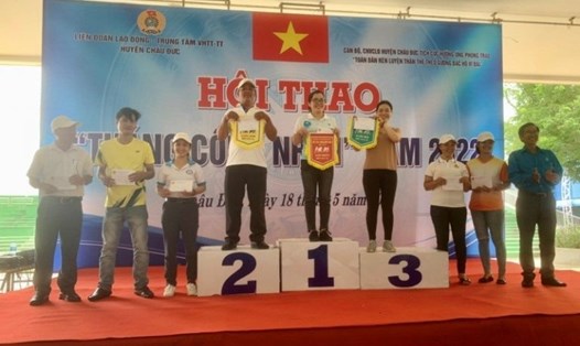 Ông Phạm Tài Ngọc - Chủ tịch LĐLĐ huyện Châu Đức - trao phần thưởng cho các vận động viên đạt giải trong hội thao. Ảnh: T.T