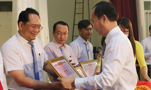 Phó Chủ tịch UBND tỉnh Đồng Tháp Trần Trí Quang tặng Bằng khen cho cá nhân có thành tích tiêu biểu, xuất sắc trong phong trào thi đua “Lao động giỏi, Lao động sáng tạo” trong công nhân, viên chức, lao động năm 2021.