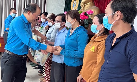 Phó Chủ tịch LĐLĐ tỉnh, Chủ tịch Công đoàn Khu Kinh tế Bình Định tặng quà cho công nhân, lao động khó khăn