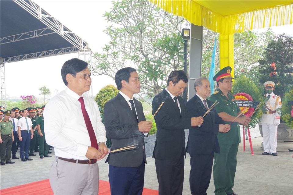 Lãnh đạo Thừa Thiên Huế thắp nén hương dâng lên anh linh các liệt sĩ. Ảnh: QĐ.