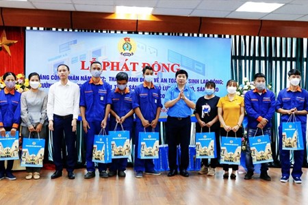 Công đoàn Xây dựng Việt Nam: Trao quà cho đoàn viên, người lao động khăn