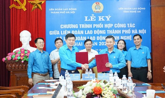 LĐLĐ tỉnh Nghệ An và LĐLĐ TP Hà Nội tổ chức ký kết Chương trình phối hợp công tác giai đoạn 2022 – 2027. Ảnh: QĐ