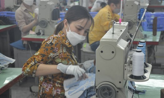 Công nhân Công ty TNHH Bai Hong (Cụm công nghiệp Nguyên Giáp, xã Nguyên Giáp, huyện Tứ Kỳ, Hải Dương) trong giờ làm việc. Ảnh: Bảo Hân