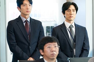 Một cảnh quay của Lee Joon Gi (trái) và bạn diễn. Ảnh: CMH.