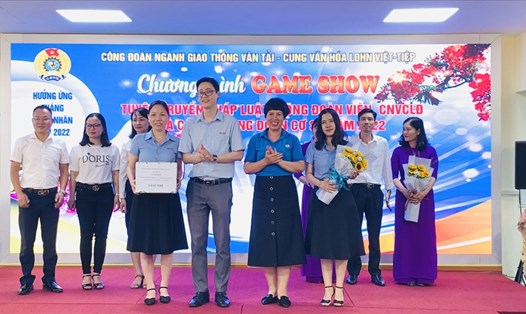 Chủ tịch CĐ ngành GTVT Hải Phòng trao giải cho đội đạt giải chiều ngày 20.5. Ảnh: Mai Hương