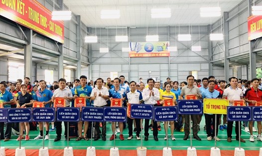Có đến 200 người lao động tham gia giải cầu lông do LĐLĐ huyện Duy Xuyên tổ chức. Ảnh: Thanh Chung