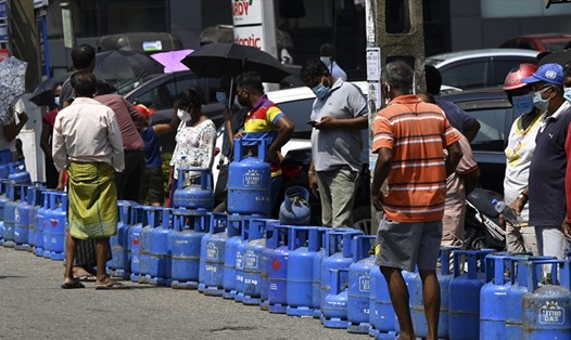 Người dân xếp hàng mua gas ở thủ đô Colombo, Sri Lanka, ngày 14.3. Ảnh: AFP