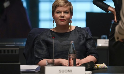 Bộ trưởng Tài chính Phần Lan Annika Saarikko thông báo việc thuê kho LNG nổi ngay sau thông tin Nga cắt khí đốt Phần Lan từ 21.5. Ảnh: AFP