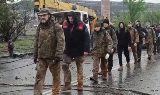 Các chiến binh Ukraina cuối cùng rời nhà máy thép Azovstal của thành phố cảng Ukraina. Ảnh: Bộ Quốc phòng nga