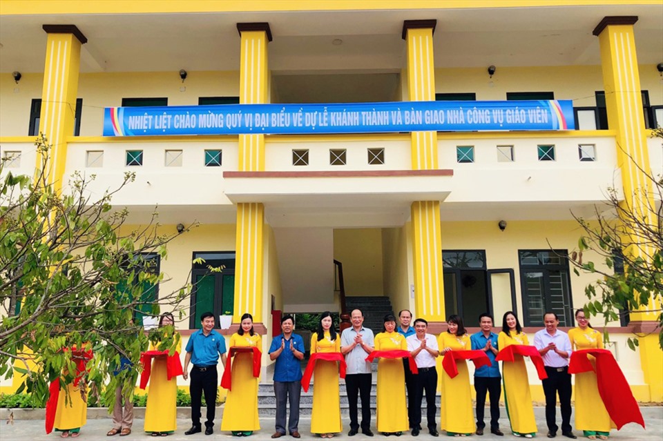 Bàn giao nhiều nhà công vụ cho giáo viên vùng khó khăn Hà Tĩnh