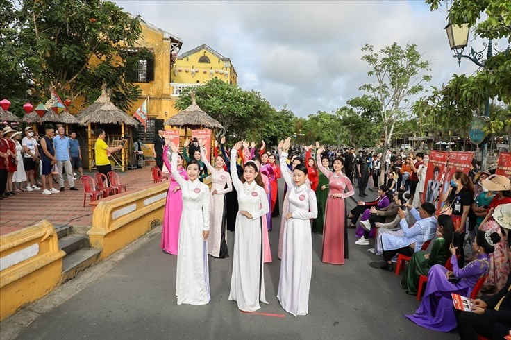 Tôn vinh áo dài ở Hoa hậu Doanh nhân Việt Nam Toàn cầu