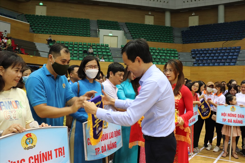 Ông Nguyễn Duy Minh - Chủ tịch LĐLĐ TP.Đà Nẵng - trao cờ lưu niệm cho đại diện các VĐV tham gia Hội thao Công đoàn Viên chức TP.Đà Nẵng 2022. Ảnh: Nguyễn Linh