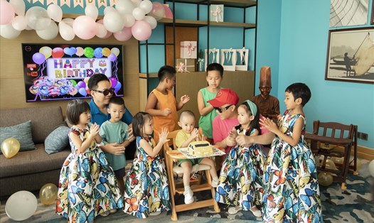 Nhà thiết kế Đỗ Mạnh Cường tổ chức bữa tiệc sinh nhật vui vẻ, ấm cúng cho con trai Rồng. Ảnh: Huy Nguyễn