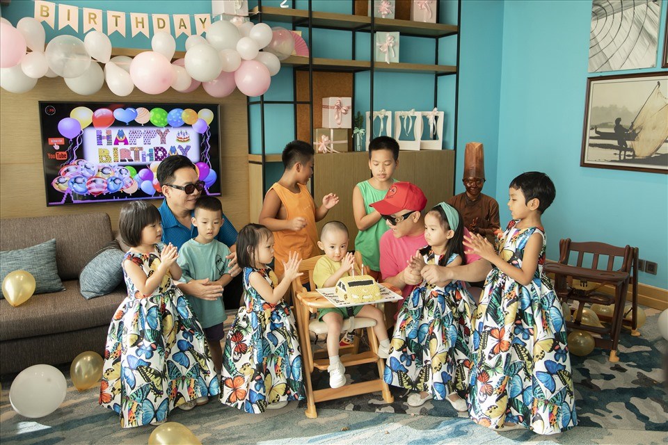 Nhà thiết kế Đỗ Mạnh Cường tổ chức bữa tiệc sinh nhật vui vẻ, ấm cúng cho con trai Rồng. Ảnh: Huy Nguyễn Nhà thiết kế Đỗ Mạnh Cường tổ chức bữa tiệc sinh nhật vui vẻ, ấm cúng cho con trai Rồng. Ảnh: Huy Nguyễn