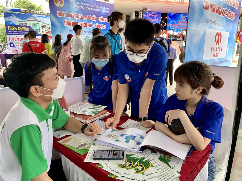 Các bạn học sinh, sinh viên đang trao đổi về đào tạo nghề nghiệp tại Ngày hội Việc làm - Tư vấn tuyển sinh tỉnh Thừa Thiên Huế năm 2022. Ảnh: Đ. Hưởng.