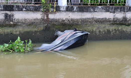 Môtô nước do anh L và T điều khiển bị nạn trên sông Sài Gòn khiến cả hai tử vong. Ảnh: CTV