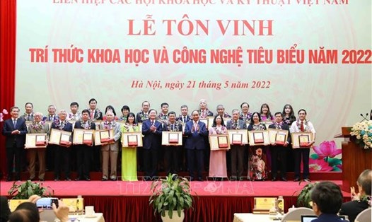 Chủ tịch nước Nguyễn Xuân Phúc trao danh hiệu "Trí thức khoa học và công nghệ tiêu biểu" và Bằng khen của Liên hiệp các Hội Khoa học và Kỹ thuật Việt Nam cho các cá nhân. Ảnh: TTXVN