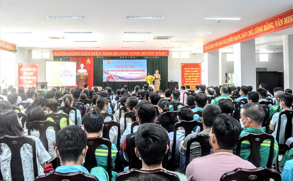 Liên đoàn Lao động thành phố tổ chức 2 lớp tuyên truyền, phổ biến pháp luật cho hơn 500 công nhân lao động tại Công ty Công viên Cây xanh Đà Nẵng. Ảnh: Tường Minh