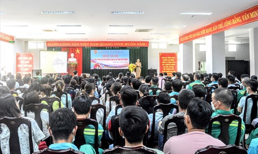 Liên đoàn Lao động thành phố tổ chức 2 lớp tuyên truyền, phổ biến pháp luật cho hơn 500 công nhân lao động tại Công ty Công viên Cây xanh Đà Nẵng. Ảnh: Tường Minh