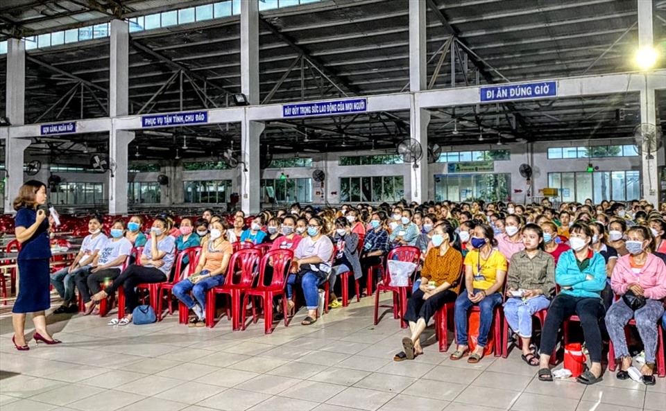 Công đoàn Khu công nghệ cao và các Khu công nghiệp Đà Nẵng hướng dẫn chăm sóc sức khỏe sinh sản và sức khỏe hậu COVID-19 cho công nhân lao động. Ảnh: Tường Minh
