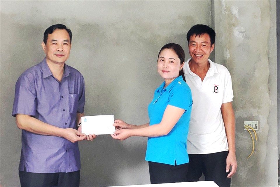 Ông Phạm Sơn - Phó Chủ tịch Thường trực Liên đoàn Lao động tỉnh Phú Thọ - trao số tiền hỗ trợ xây nhà Mái ấm Công đoàn tới gia đình đoàn viên Hà Thị Ngọc Anh.