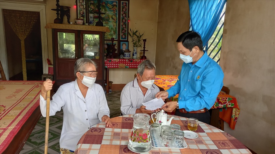 Thăm, tặng quà CNLĐ bị tai nạn lao động nặng nhân Tháng Công nhân 2022. Ảnh: T.G