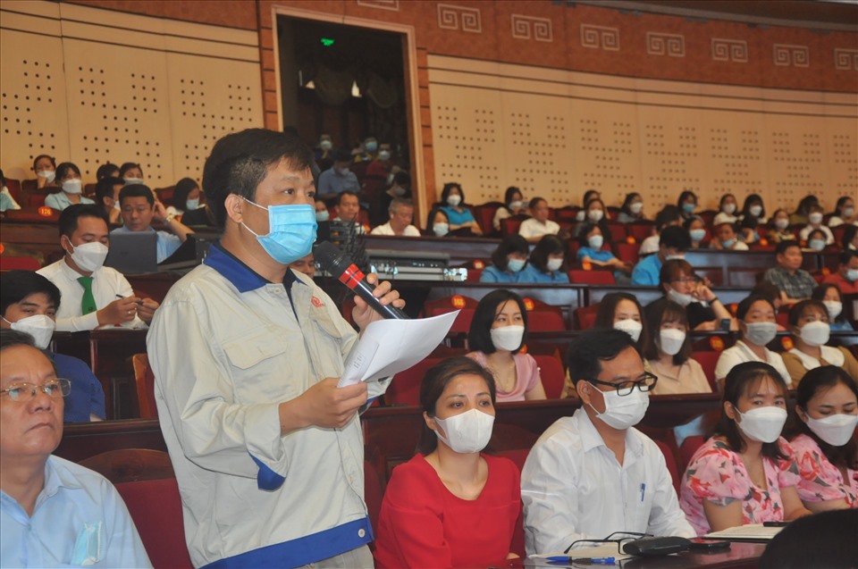 Công nhân lao động đặt câu hỏi tại buổi đối thoại. Ảnh: Bảo Hân